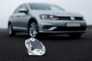 Flicka jämför bilnycklar med diamanter och ett diamantbrev på en soffa.